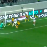 Guillermo Ochoa tuvo una destacada actuación al minuto 56 al salvar a su equipo con una doble atajada.