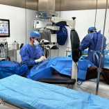 Especialistas del ISSSTE realizaron 53 cirugías de cataratas que devolvieron la vista y la independencia a adultos mayores.