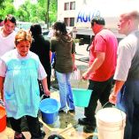 La Delegacion Cuahutemoc reparte agua en pipas a los vecinos de la Colonia Guerrero por falta del liquido despues de la fuga de agua en dias pasados.25 de Abril del 2007.Foto David Solis