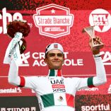 Isaac del Toro celebra la victoria después de una intensa semana.