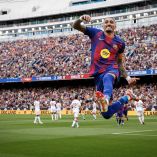 Raphinha celebra su segundo gol en la goleada que tuvo el Barcelona ante el Sevilla en LaLiga.