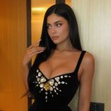 Kylie Jenner adelantó su look para los Oscar 2026. Vestido rojo inspirado en Jessica Rabbit y 200 quilates de diamantes.