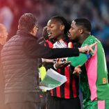 Rafael Leao enfureció contra Massimiliano Allegri tras salir de cambio.