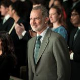 Felipe VI de pie y sonriente durante un evento institucional rodeado de asistentes en Madrid, en contexto del debate público sobre la Conquista de América.