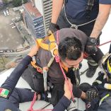 Unos 20 minutos fue lo que tomó a los equipos de emergencia realizar el rescate con cuerdas utilizando el mismo arnés del trabajador para subirlo 13 pisos hacia la azotea.