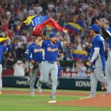 Jugadores de Venezuela celebran el triunfo ante Italia en Miami, resultado que los coloca en la primera final de su historia en el Clásico Mundial de Beisbol