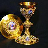 Este libro reúne las imágenes del atrio del convento de Izamal y el cáliz de oro de la Catedral de Mérida, entre muchos otros.