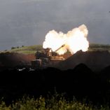 Rescatistas enfrentan el riesgo de bombardeos secundarios durante sus labores.