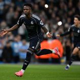 Vinicius Junior celebra el primero de los dos goles con los que sentenció la victoria del Real Madrid en el campo del Manchester City.