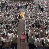 Ariadna Montiel al frente de auditorio lleno de servidores de la nación con chalecos de Bienestar durante encuentro operativo del programa social federal.