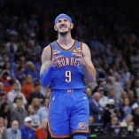 Alex Caruso protagonizó un video viral en redes al intentar un insólito bloqueo con su tenis.