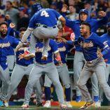 Javier Sanoja anota la carrera de la ventaja en la novena entrada, tras el imparable de Eugenio Suárez, en el triunfo de Venezuela 3-2 sobre Estados Unidos para conquistar el Clásico Mundial de Beisbol 2026 en Miami.