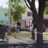 El sujeto se aproximó hacia los uniformados y los agredió con un machete por lo que uno de los oficiales realizó una detonación con su arma de cargo.