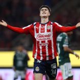Armando González hizo el tercero de los tantos de la Chivas ante el León.