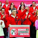 Ciudad de Mexico 18 de marzo de 2026.-Rosario Robles, economista y política, y Alejandro Moreno, presidente del Partido Revolucionario Institucional, se saludaron durante la conferencia de prensa que ofreció el dirigente y militantes de este partido en la cede del PRI.Foto: @alitomorenoc