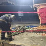 Choque de camión contra barda de escuela.