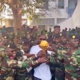 Pape Thiaw llevó el trofeo a una base militar en Senegal