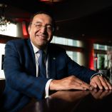 Para Armando Zúñiga, presidente de Grupo IPS, la inteligencia artificial fortalece la seguridad bancaria, aunque siempre requiere supervisión humana.