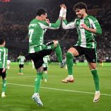 El Betis remontó y goleó para avanzar a cuartos de final de Europa League.