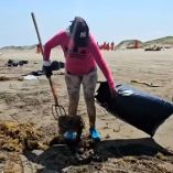 Pobladores llevaron guantes, bolsas, palas y todas las herramientas para tratar de quitar la mayor cantidad de chapopote que llegó hasta la playa de Coatzacoalcos.