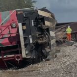 Descarrilamiento de tren en Cuyutlán, Colima dejó 22 vagones afectados y tres personas heridas.