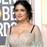 Salma Hayek rescata a dos perritas en Veracruz y descubre que una estaba embarazada.