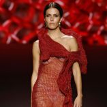 Claudia Álvarez sorprende con su debut como modelo internacional en Madrid.