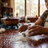 ¿Qué significa que se te caiga la sal por accidente?