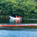 Una lancha, con autoridades, inspeccionan el río Seco, en Tabasco, por presencia de hidrocarburo.