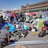 Maestros de la CNTE levantando sus campamentos del Zócalo de la CDMX.