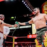 Pólvora le da su máscara a Max Star en la función de Homenaje a Dos Leyendas 2026 del CMLL