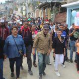 Alvaro Obregón, alcaldiaLa Alcaldía La Magdalena Contrerasentregó obras en las colonias Las Cruces y El Ocotal. En la calle Prolongación Carbonera, en la colonia El Ocotal, se entregó la segunda etapa del Programa Calle Completa. La obra incluyó la renovación de la red de agua potable, rehabilitación de guarniciones y banquetas, reencarpetado de más de mil metros cuadrados de vialidad, instalación de luminarias, así como la construcción de escaleras, rampa vehicular y barandales. Más de 540 personas, entre residentes y transeúntes, se benefician directamente con esta obra.  En materia de prevención de riesgos, destacan los muros de contención número 10 y 11, construidos y entregados este año en una zona colindante con barrancas y áreas naturales.  El alcalde Fernando Mercado Guaida destacó el papel de la comunidad en la toma de decisiones: “Hoy el compromiso es claro: donde más falta hace, más le metemos. Venimos hace 4 meses a entregar la primera parte y hoy entregamos la segunda etapa. Aquí pasan ustedes diario y lo más importante es que aquí decidimos en asamblea, y se hizo lo que ustedes definieron”, dijo.  En la colonia Las Cruces, los andadores de Privada Ahuatla, Ciruelos, Nogal y Nísperos fueron intervenidos de manera integral, convirtiéndose en espacios más seguros, accesibles y funcionales. La rehabilitación incluyó reconstrucción de escalones, mejora de rampas, instalación de luminarias y barandales, así como la incorporación de murales comunitarios. La Plaza de las Cruces fue recuperada y devuelta a la comunidad como un espacio público digno y seguro, beneficiando a más de 9 mil personas.