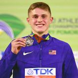 Cooper Lutkenhaus, muestra su medalla de oro.