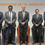 Imagen de cinco académicos de la UDLAP vestidos con trajes formales durante el Foro Académico sobre agua y género.