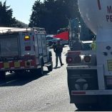 Personal de Capufe realiza labores de limpieza en la autopista México-Cuernavaca para retirar el plástico que era transportado por la unidad pesada que se volcó en el lugar.