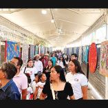 Visitantes a la exhibición Loohvana: Lugar de tierra fértil, en el valle de Etla, en Oaxaca.