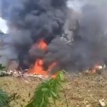 Campesinos formaron cadenas humanas para combatir las llamas tras la caída del avión.