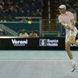 Jannik Sinner ha dado una muestra de eficacia en los momentos claves para evitar la caída en el segundo sets y extender a 28 mangas su paso invicto.