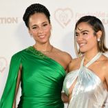 Karol G canta junto a Alicia Keys en un momento que conmovió a fans.