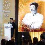 Hugo Aguilar Ortiz ofrece discurso desde un podio en el evento Abogados 2026 de Líderes Mexicanos, frente a asistentes del sector legal y una pantalla con su imagen.