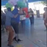 Hasta ahora, se desconoce el motivo que llevó a estos dos padres de familia a pelearse causando miedo y nerviosismo entre los estudiantes.