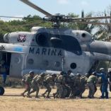Durante la jornada se ejecutaron distintas técnicas de inserción táctica, entre ellas descenso por soga rápida, rappel e inserciones acuáticas.