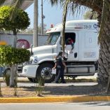 Agente de policía de Tultitlán entrega papeles a conductor de tráiler durante un control vehicular en la ciudad.