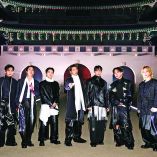 La banda estrenó ayer en Netflix el documental BTS: EL REGRESO, dirigido por Bao Nguyen, que narra su esperada vuelta a los escenarios, luego de una pausa desde 2022.