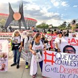 Madres buscadoras protestando en las inmediaciones del Estadio Banorte.