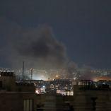 Una columna de humo se eleva desde el lugar de un ataque en Teherán