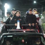 Autoridades de Iztacalco realizan recorrido nocturno en vehículo oficial con megáfono acompañadas de policías durante operativo de Semana Santa