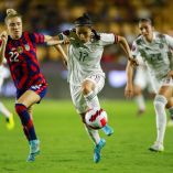 La Selección Mexicana Femenil disputará partidos oficiales en el mes de abril<br><br>(I-D), Kristien Mewis de USA y Lizbeth Ovalle de Mexico durante el partido Estados Unidos (EUA) vs Mexico ( Seleccion Nacional Mexicana Femenil), correspondiente Grupo A del Campeonato W (Femenino) de Concacaf 2022, en el Estadio Universitario el 11 de julio de 2022.