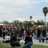 Asistentes permanecen en áreas abiertas del Parque Fundidora durante el Festival Tecate Pa’l Norte en Monterrey, donde se concentraron miles de personas en el evento musical.