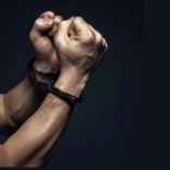 Exmiembro de Hells Angels en Suecia enfrenta juicio por proxenetismo y violaciones contra su esposa.